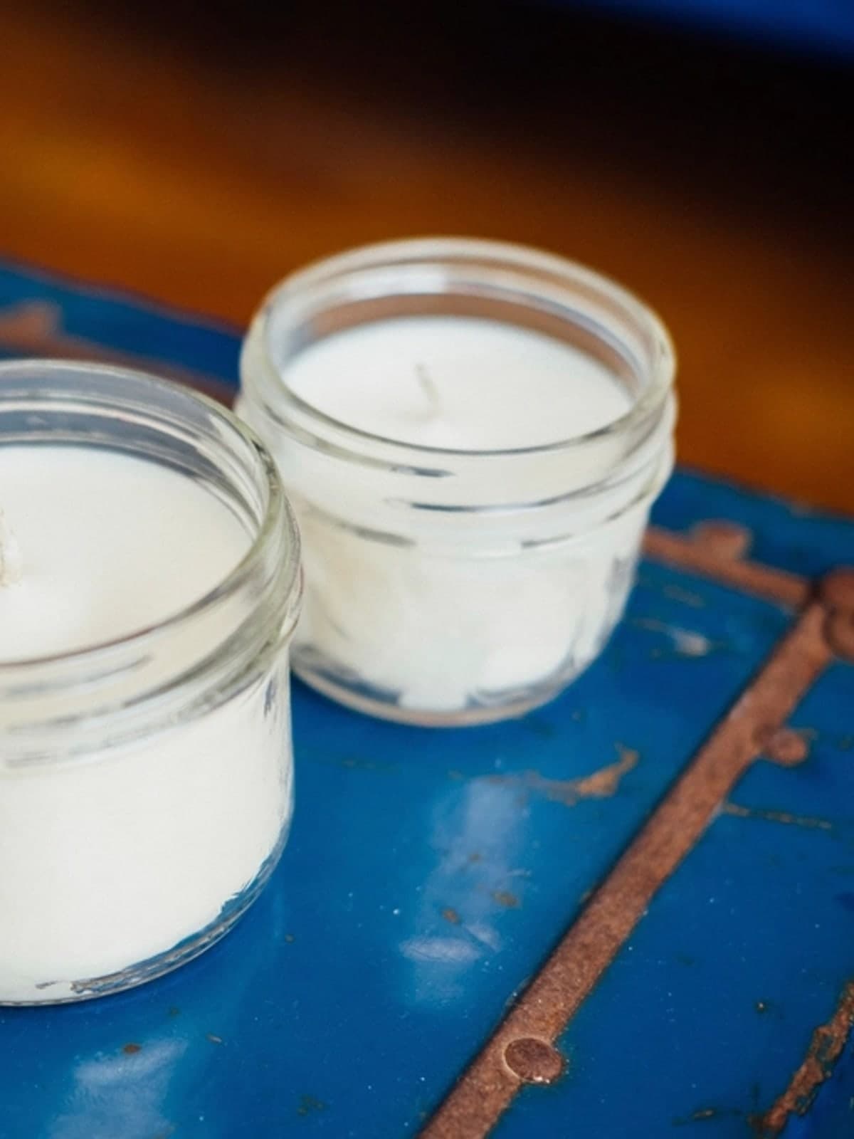 Na mão: vela aromática em pote de vidro